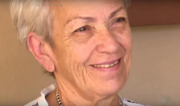 Arlete Hilú é uma mulher branca, idosa; a foto a mostra sorrindo com deboche